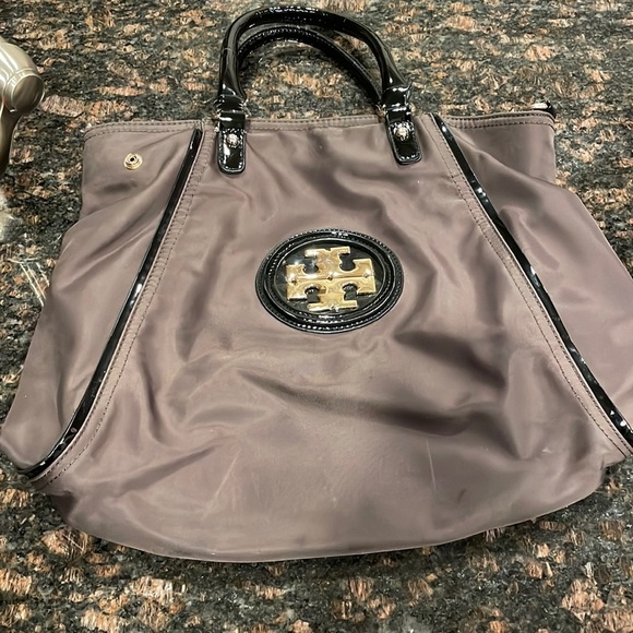 🌿Brown shoulder bag faux Tory Burche with T emblem, patent leather accents🌿 - Picture 4 of 6